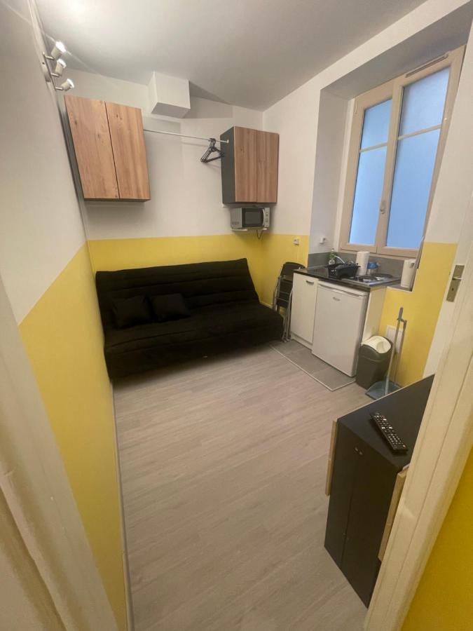 Petits Tout Equipees Gare Apartment *